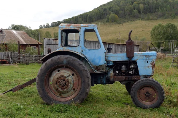 Trator velho MTZ-80 na fazenda da aldeia de Generalka Território de Altai — Fotografia de Stock