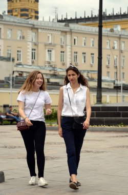  Bilinmeyen kız Moskova'da Gogol Bulvarı'nda yürümek