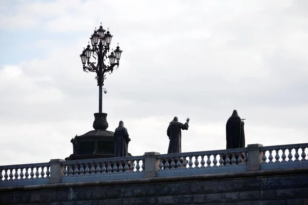 Monumentos do complexo escultural "Patriarcas de Moscou e toda a Rússia" na Catedral de Cristo Salvador em Moscou — Fotografia de Stock