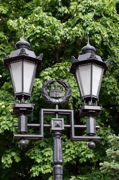 Gatubelysning i parken nära katedralen Kristus Frälsaren i Moskva — Stockfoto