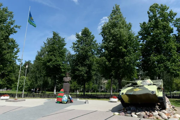 Aterrizaje de vehículos de combate (BMD-1) y un monumento al comandante del ejército aerotransportado General Vasily Margelov en Yaroslavl — Foto de Stock