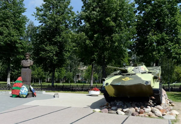 Aterrizaje de vehículos de combate (BMD-1) y un monumento al comandante del ejército aerotransportado General Vasily Margelov en Yaroslavl — Foto de Stock