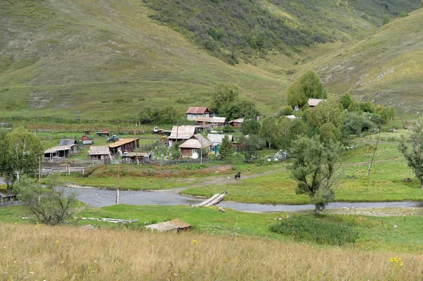 REGIÓN DE ALTAI, RUSIA - 4 DE SEPTIEMBRE DE 2018: El río de montaña Yarovka en el pueblo de Generalka del Territorio de Altai. Siberia Occidental. Rusia — Foto de Stock