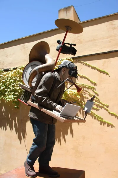 Sculpture d'un homme moderne au monastère de Santa Maria de Cuevas à Séville — Photo