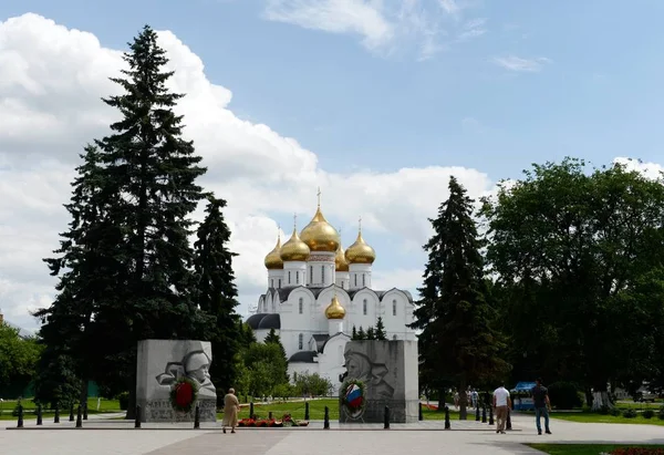 Monumento "Fiamma eterna" e l'assunzione Cattedrale di Jaroslavl — Foto Stock