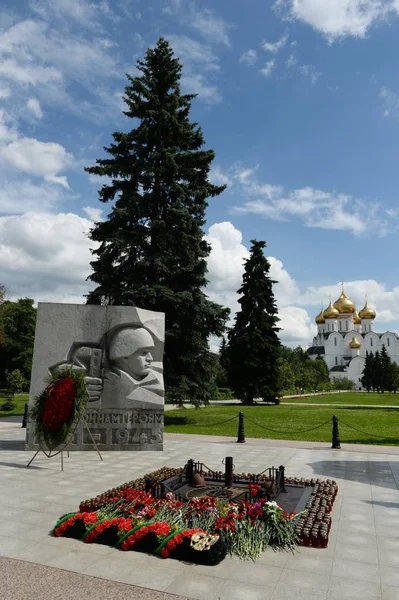 Monumento "Llama eterna" y la asunción Catedral en Yaroslavl — Foto de Stock