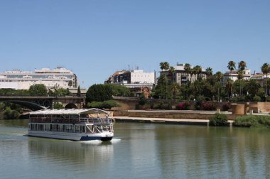 Seville, Ispanya-17 Temmuz 2011: Seville Guadalquivir Nehri üzerinde nehir zevk teknesi