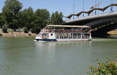 Seville, Ispanya-17 Temmuz 2011: Seville Guadalquivir Nehri üzerinde nehir zevk teknesi