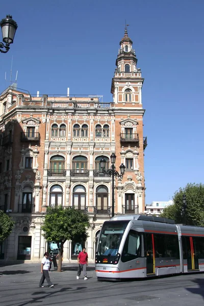 Sevilla könnyű metróval a város utca — Stock Fotó