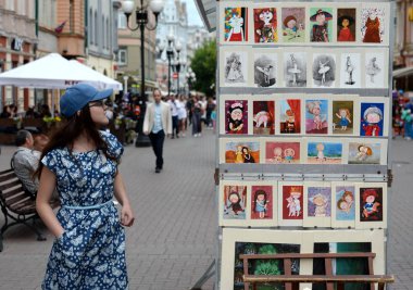  Bilinmeyen turistler Moskova'da yaya Arbat sokakta resimleri izlemek