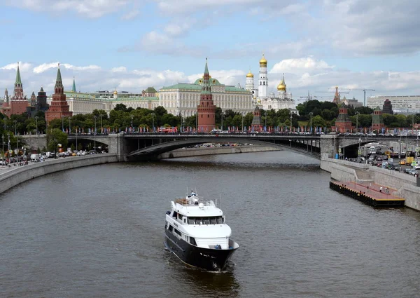 Vista del Kremlin de Moscú y el gran puente de piedra — Foto de Stock