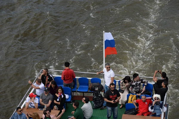 Moscow Rússia Junho 2018 Pessoas Popa Barco Recreio Rio Moscou — Fotografia de Stock