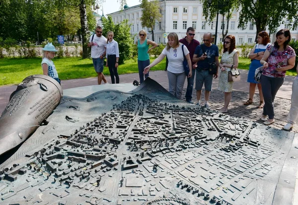 Tourists at the monument - the unfolded scroll with the decree of Catherine II on the approval of the regular plan of the city of Yaroslavl — Stock Photo, Image