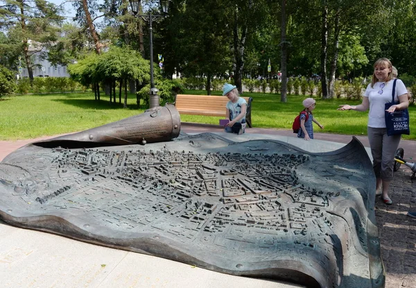 Los turistas en el monumento - el pergamino desplegado con el decreto de Catalina II sobre la aprobación del plan regular de la ciudad de Yaroslavl —  Fotos de Stock