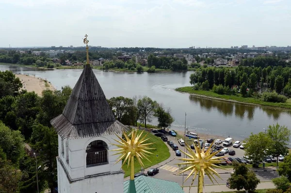 Jarosław jest jednym z najstarszych rosyjskich miast, założona w XI wieku. Muzeum-rezerwat Jarosław Kremla. Widok z dzwonnicy. — Zdjęcie stockowe