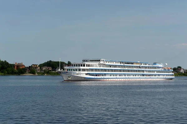 Navio de passageiros "Princess Victoria" no Volga perto da cidade de Yaroslavl — Fotografia de Stock