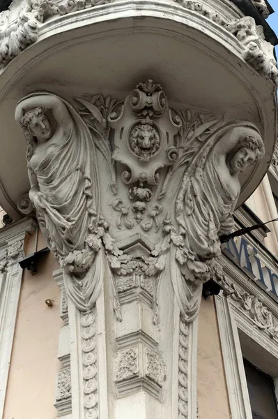 Caryatids på den runda fjärden fönstret av Petrazhitsky huset i Yaroslavl — Stockfoto