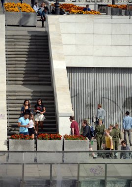  İnsanlar Moskova'da Bersenevskaya dolgu üzerinde yürümek