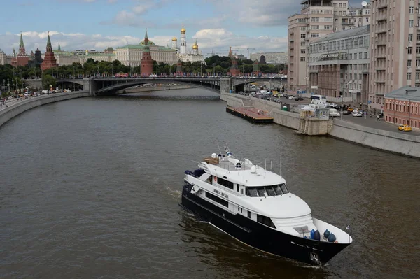 Vista del Kremlin de Moscú y el gran puente de piedra — Foto de Stock