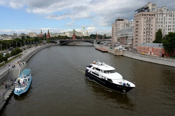 Blick auf den Moskauer Kreml und die große Steinbrücke — Stockfoto