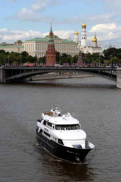Motorjacht "neuer Star" auf dem Moskauer Fluss — Stockfoto