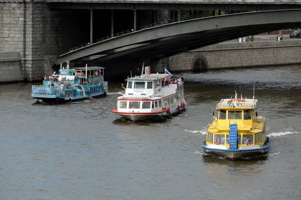 Pleasure boats on the Moscow river — Stock Photo, Image