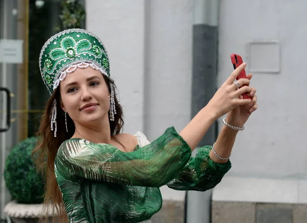 Unknown girl in a kokoshnik on the pedestrian Arbat street in Moscow — Stock Photo, Image