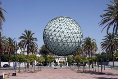 Sevilla, İspanya - 22 Temmuz 2011: Seville Cartuha Adası'nda Expo 92 küre