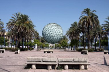 Sevilla, İspanya - 22 Temmuz 2011: Seville Cartuha Adası'nda Expo 92 küre