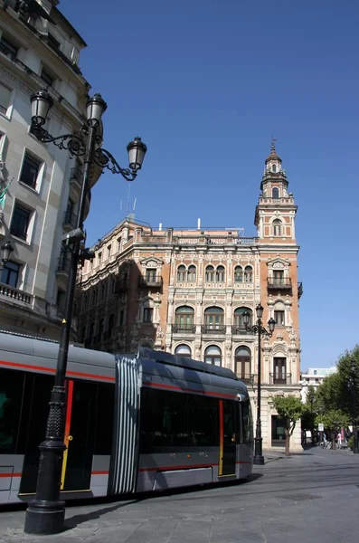 Lehké metro v Seville na náměstí — Stock fotografie