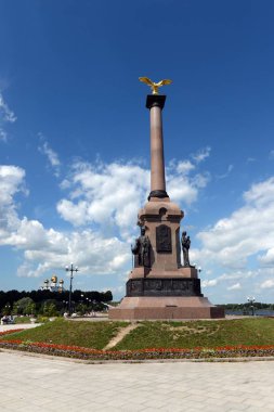  Ok Yaroslavl 1000 yıldönümü için anıt