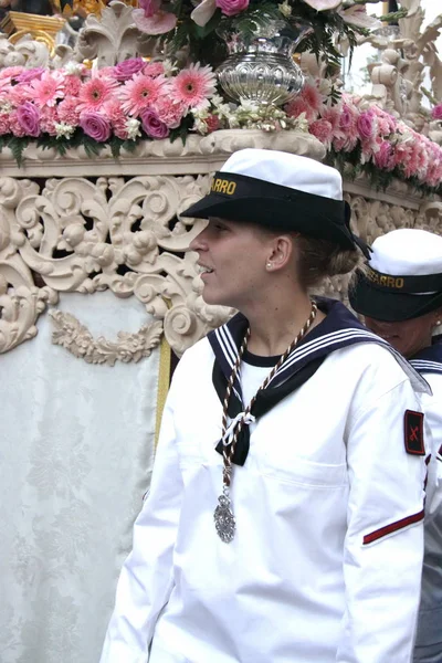Un impiegato sconosciuto della Marina a una festa religiosa a Siviglia — Foto Stock