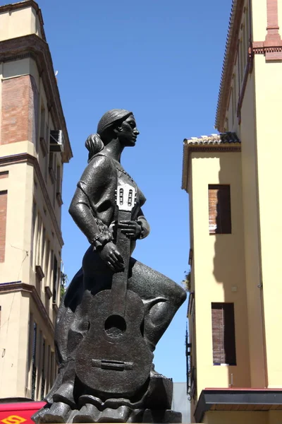 Monument van de flamenco zanger in de wijk Triana in Sevilla — Stockfoto
