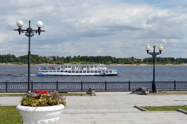 Nave de pasajeros en el Volga en Yaroslavl — Foto de Stock