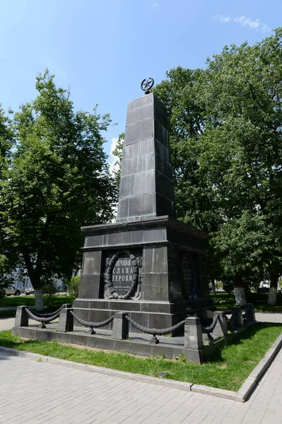 Monument "eeuwige glorie aan de helden. Strijders voor de Sovjet-macht die viel tijdens de onderdrukking van de Witte Garde opstand in juli, 1918 "in Yaroslavl — Stockfoto
