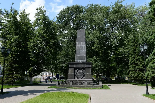 Пам'ятник "вічну славу героям. Бойовики радянської влади, які впали під час придушення повстання білої гвардії в липні 1918 "в Ярославлі — стокове фото