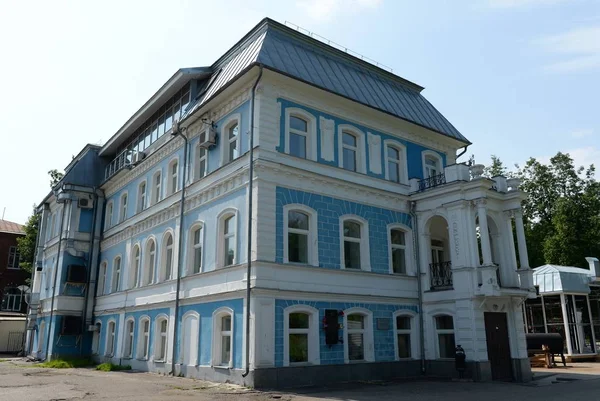 A antiga propriedade de comerciantes Ognyanov em Yaroslavl na rua Pervomayskaya — Fotografia de Stock