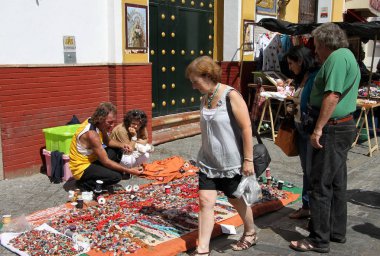 Sevilla, İspanya - 21 Temmuz 2011: Seville eski sokakta Bit pazarı