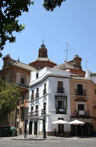 Antigo prédio residencial na cidade espanhola de Sevilha — Fotografia de Stock