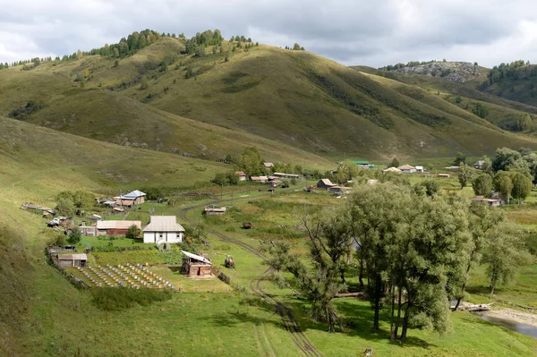 Výhled z výšky horské obce Generalka Altai. západní Sibiř. Rusko — Stock fotografie