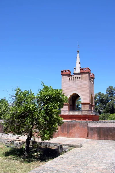 No jardim do mosteiro de Santa Maria de Cuevas da cidade de Sevilha — Fotografia de Stock