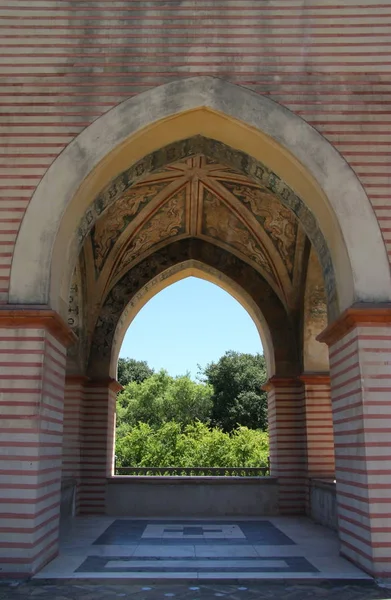 I trädgården i klostret Santa Maria de Cuevas i staden Sevilla — Stockfoto