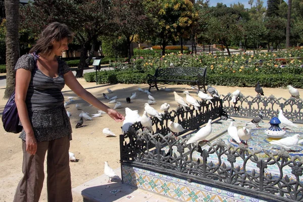 Sevilla Spanje Juli 2011 Onbekende Vrouw Met Duiven Het Park — Stockfoto