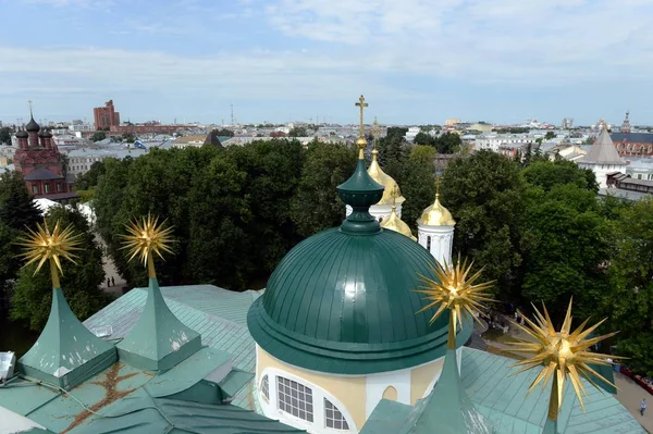 Вид на Ярославль с колокольни Спасо-Преображенского монастыря — стоковое фото