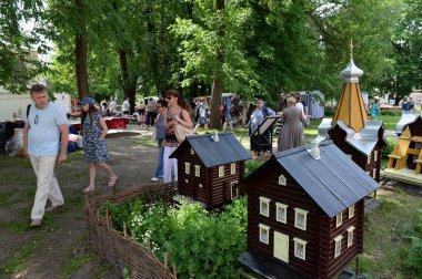  Transfiguration Manastırı topraklarında arı kovanları turistler. Müze Rezerv Yaroslavl Kremlin