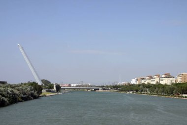 Sevilla, İspanya - 22 Temmuz 2011: Puente del Alamillo obra del arquitecto Santiago Calatrava, sobre el ro Guadalquivir en la ciudad de Sevilla 