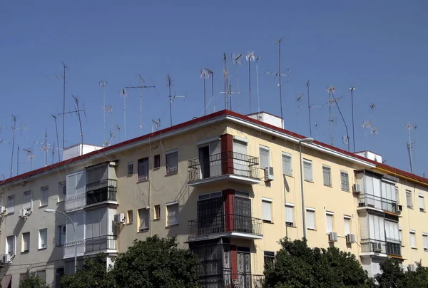 Seville España Julio 2011 Casa Con Muchas Antenas Televisión Montadas —  Fotos de Stock