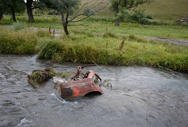 Corpo de carro abandonado em um rio montês Yarovka na aldeia de Generalka do Território de Altai — Fotografia de Stock