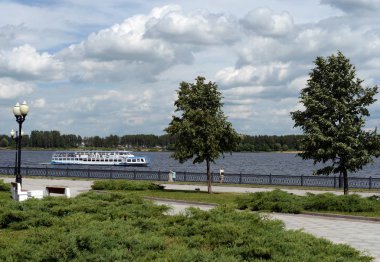  Yaroslavl XI yüzyılda kurulan en eski Rus şehirlerinden biridir. Volga yelken gemi.