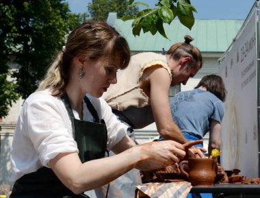  Potter çömlek yapma bir master-class gösterir